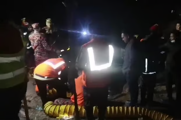 খেলার ছলে মরণফাঁদে: ৪ ঘণ্টার শ্বাসরুদ্ধকর অভিযান শেষে ১২ ফুট নিচ থেকে মিলল শিশু মেজবাহর নিথর দেহ